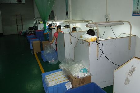 對硅膠產品進行檢驗和拆邊線 對硅膠產品進行檢驗和拆邊線